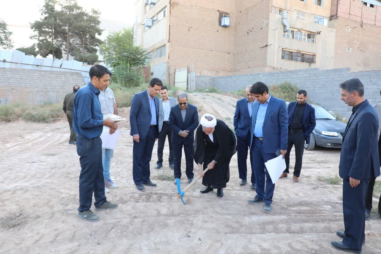 دادگستری کرمان به سمت خودکفایی در انرژی پاک؛ کلنگ نیروگاه خورشیدی به زمین زده شد