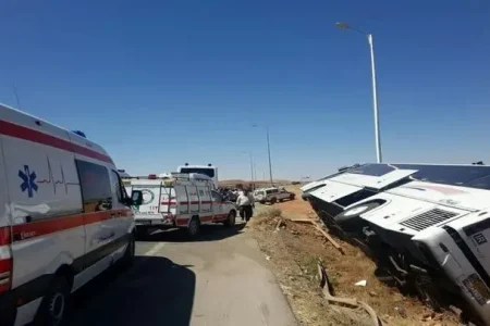 واژگونی و انحراف دو اتوبوس در محور سیرجان؛ ۲۶ مسافر مصدوم شدند