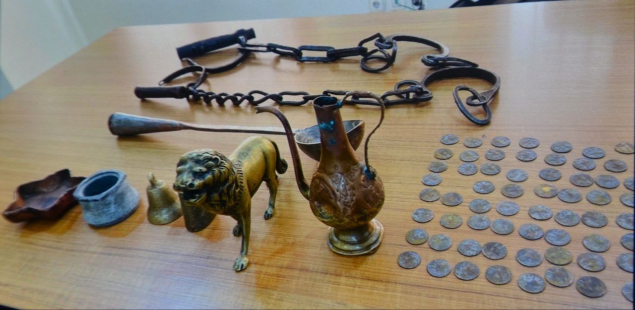 کشف گنجینه تاریخی در بم؛ ۷۴ سکه عتیقه و ۹ شیء باستانی از یک قاچاقچی کشف شد