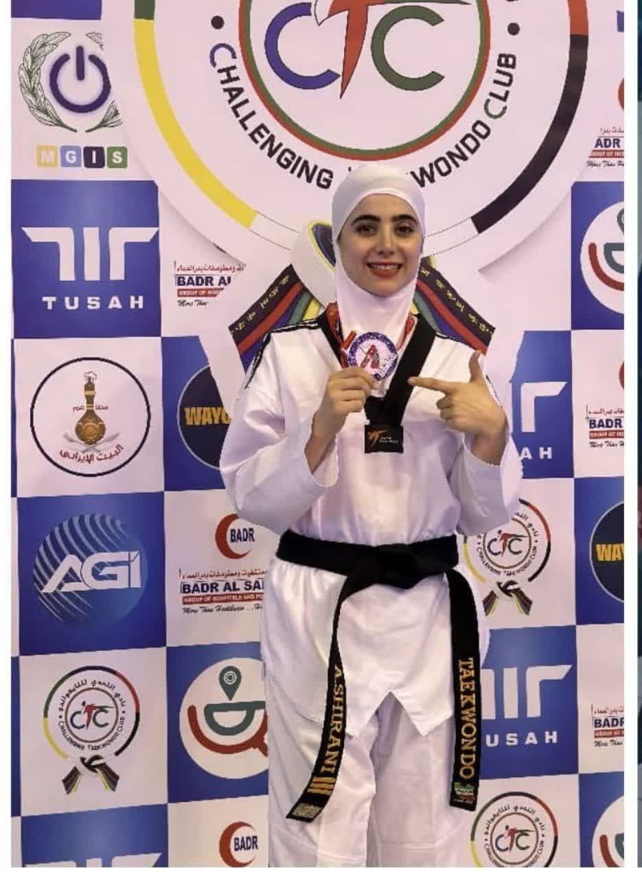 مدال نقره مسابقات بین‌المللی تکواندو عمان بر گردن دختر جیرفتی