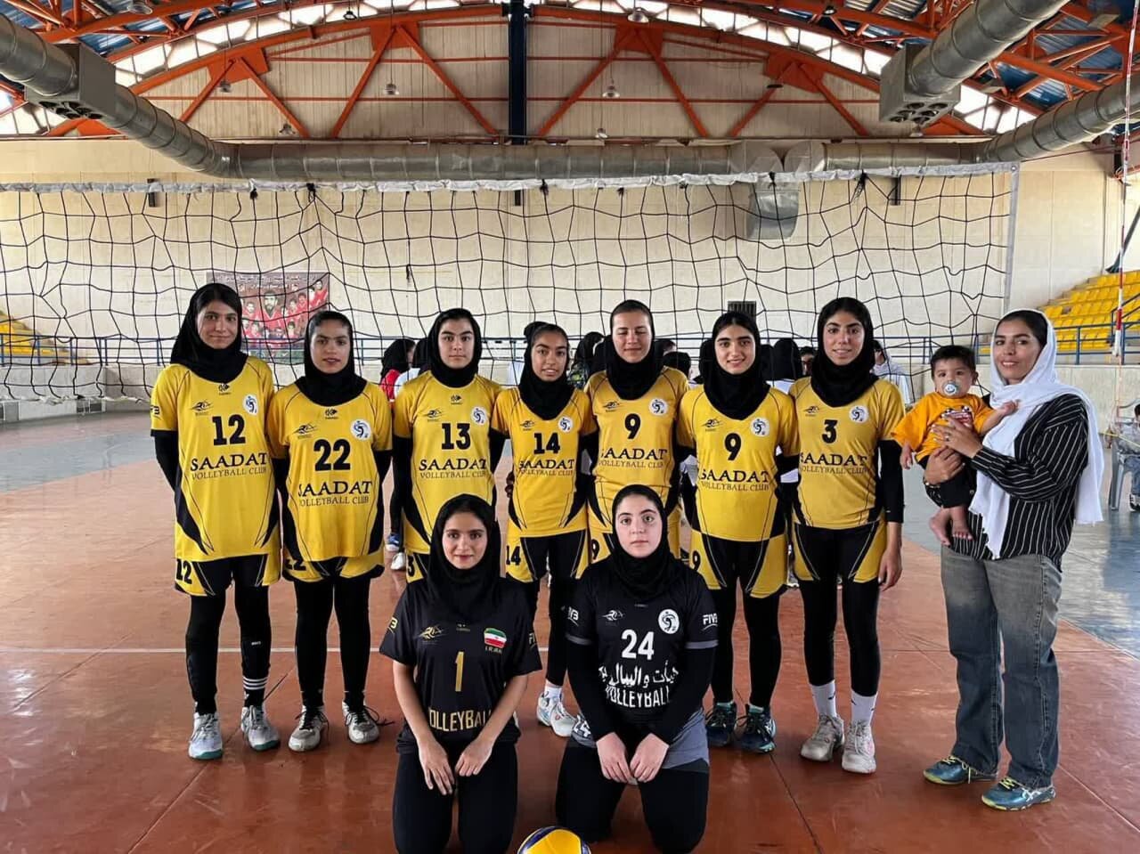 درخشش دختران والیبالیست جیرفت در بم؛ جام قهرمانی به جنوب استان رفت