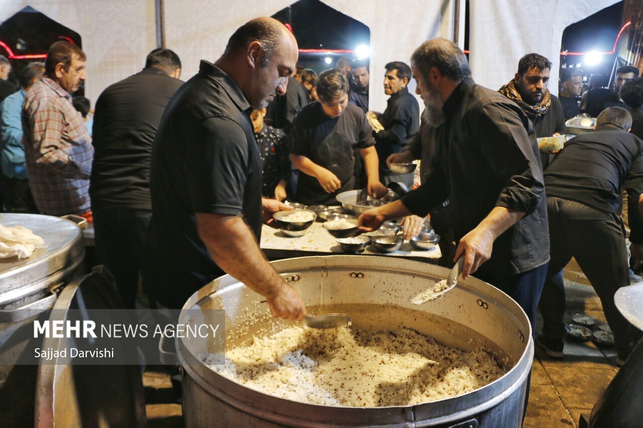 روایت خدمت در کربلا: موکب اهالی بم میزبان زائران اربعین با طعم خرمای دیار ارگ