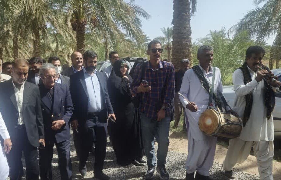 کام مردم با طلای سیاه شیرین شد؛ جشنواره برداشت خرما در فهرج برگزار شد