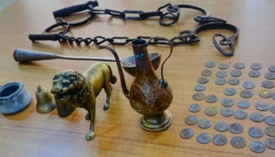 کشف ۸۳ شیء باستانی در بم | اخبار استان کرمان