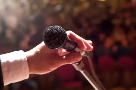 روزنامه جمهوری اسلامی: صاحبان تئوری‌های توهمی از تریبون‌های رسمی بیشتری برخوردارند