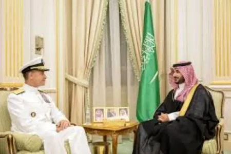 دیدار فرمانده سنتکام با وزیر دفاع عربستان در ریاض