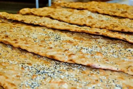 کیهان: ۱.۵ میلیون افغانی از کشور خارج شده‌اند پس چرا نان سنگک ارزان نشد؟