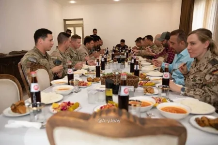 نوشابه ایرانی روی میز شام سربازان آمریکایی (+عکس)