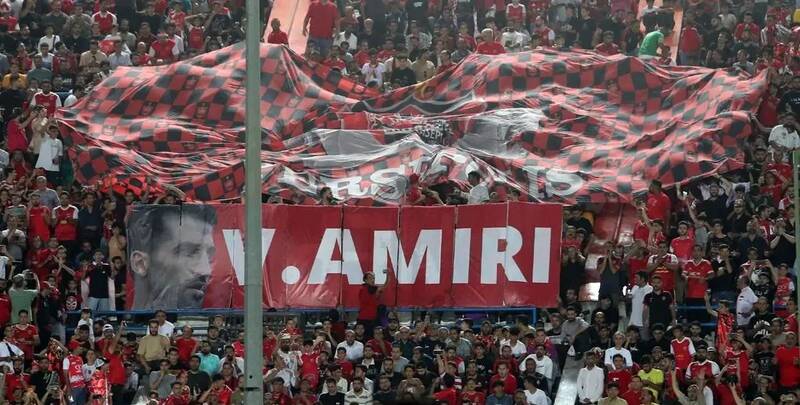 بنر هواداران پرسپولیس برای وحید امیری +عکس