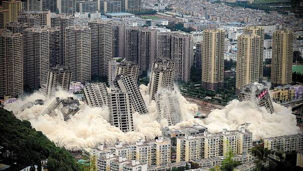  دولت چین شروع به خراب کردن خانه‌های خالی کرد +فیلم