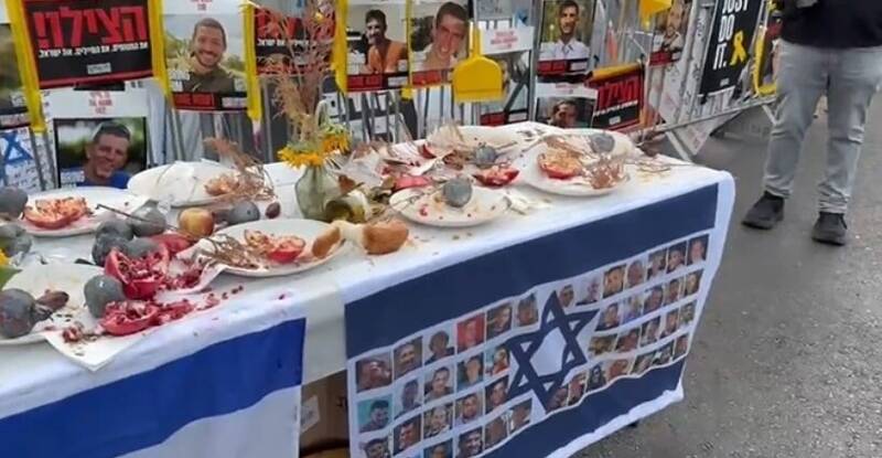 اعتراض خانواده‌های اسرای صهیونیست مقابل منزل نتانیاهو