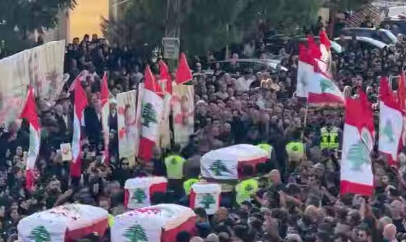 فیلم/ تشییع باشکوه شهدای قتل عام اسرائیل در بنت جبیل