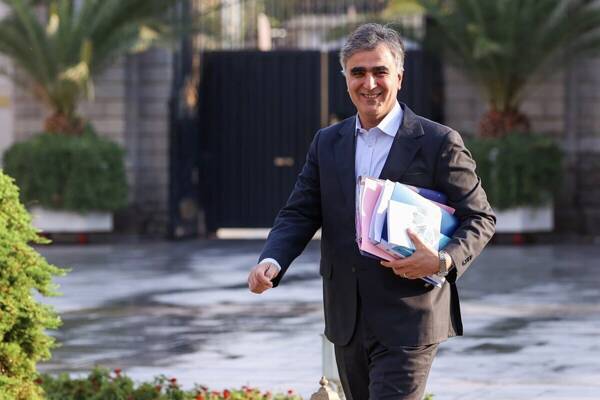 فرزین: دلار مبادله‌ای ۷۰هزار تومانی را تثبیت می‌کنیم