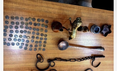 گنجینه تاریخی بم نجات یافت؛ ۸۷ شیء ارزشمند از یک منزل شخصی کشف شد