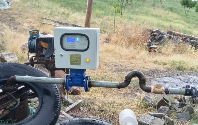 چشم دیجیتال آب منطقه‌ای بر روی چاه‌های منوجان؛ ۲۳۰ حلقه چاه کشاورزی به کنتور هوشمند مجهز شد