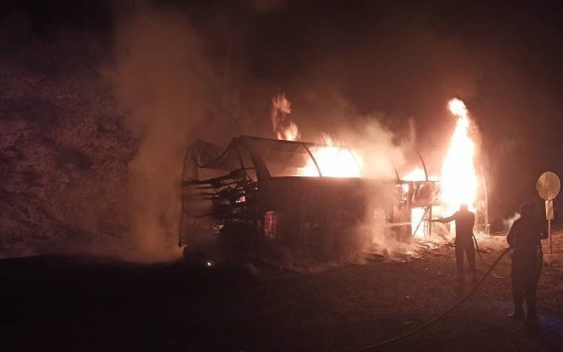 اتوبوس مسافربری در محور جبالبارز-جیرفت در آتش سوخت؛ تمام سرنشینان جان سالم به در بردند