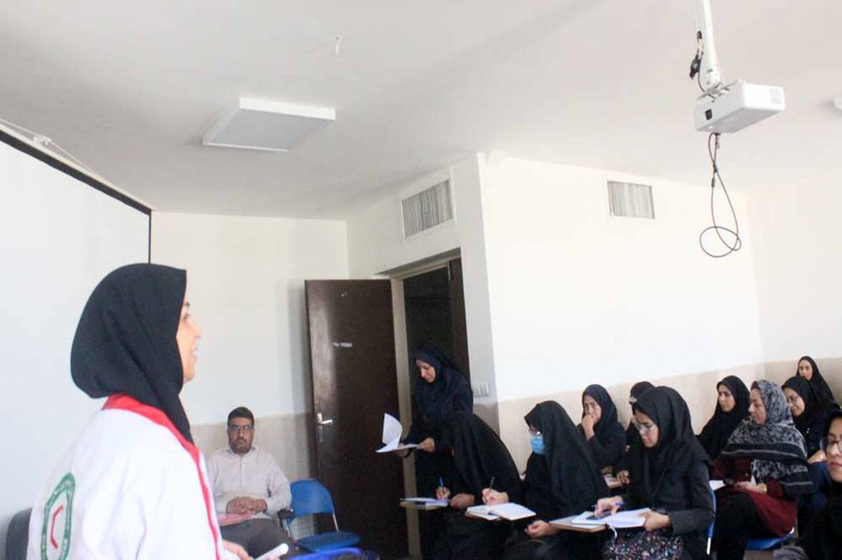 برگزاری دوره امداد ونجات با همکاری سازمان دانش آموزی و هلال احمر