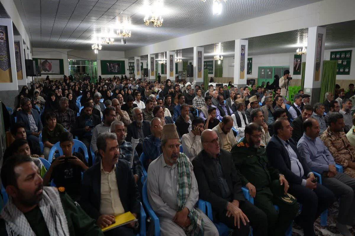 پایان شب شعر و خاطره در بم با تجلیل از سردار معروفی