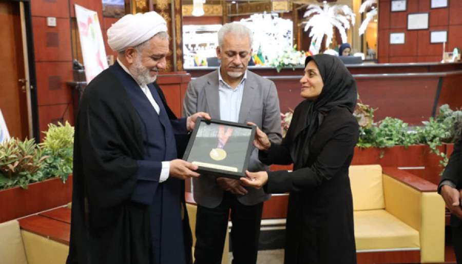اهدای مدال فوتبال بانوان به رئیس‌کل دادگستری کرمان | اخبار استان کرمان