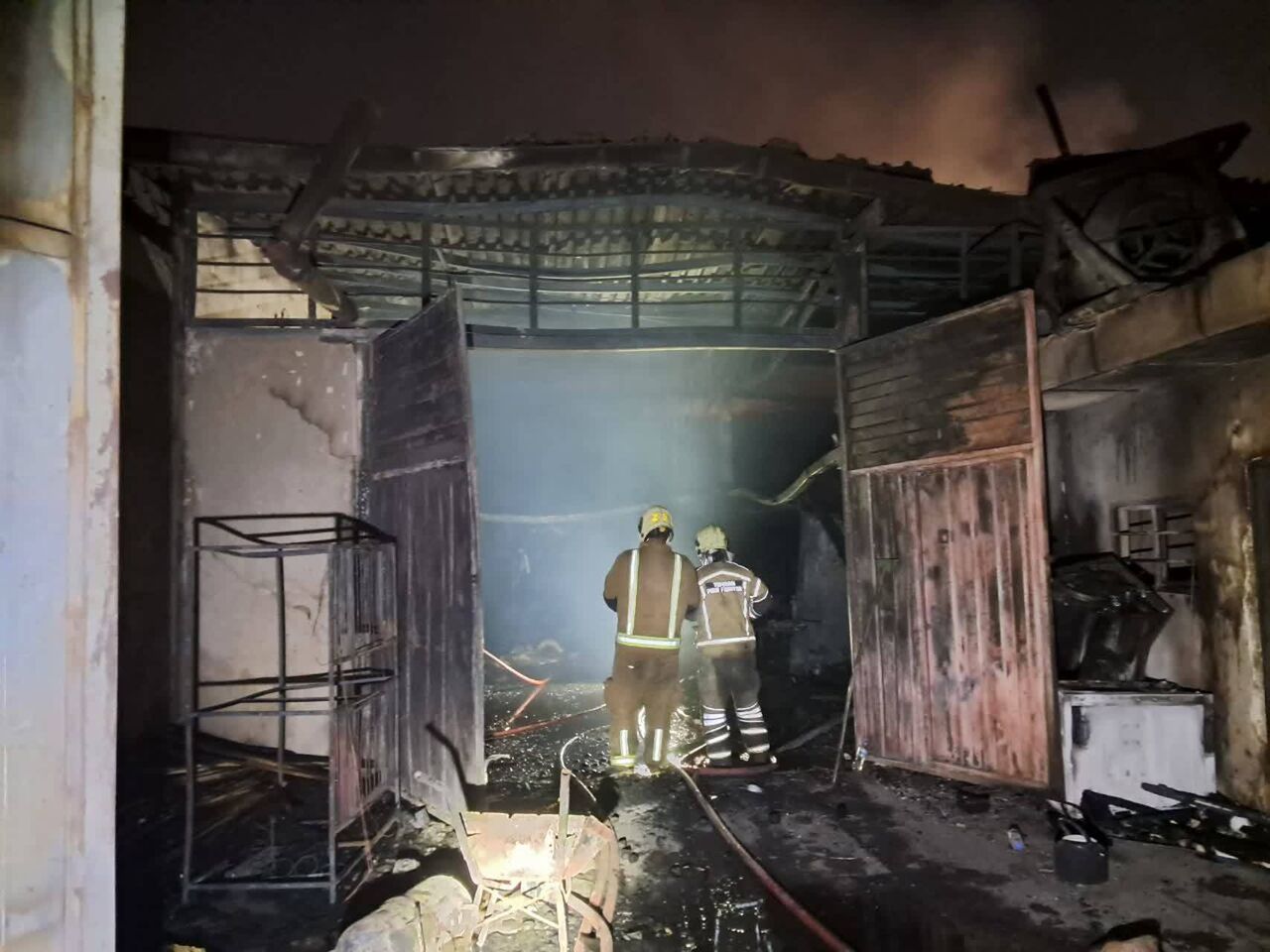 آتش‌سوزی گسترده در محل دپوی لاستیک کرمان؛ حریق با تلاش ۱۸ آتش‌نشان مهار شد