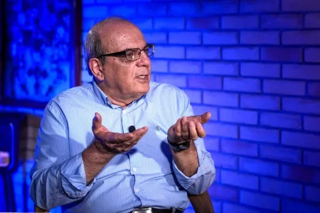 واکنش عباس عبدی به افزایش ظرفیت رشته‌های پزشکی؛ کسی در دولت هست که به این عملکردهای ویرانگر پاسخ دهد؟