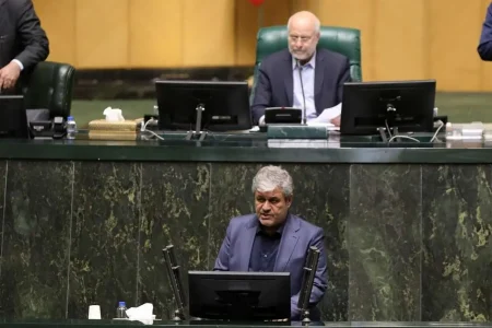 نماینده مجلی: پزشکیان هم مثل احمدی‌نژاد خودش ردیف‌های حذف بودجه را اعلام کند