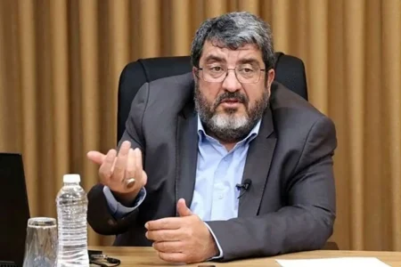 روزنامه خراسان: فواد ایزدی در زمین دشمن بازی می‌کند!