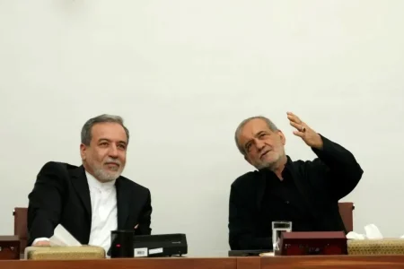 انتقاد تند هم میهن از عراقچی: تا ابدالدهر  می خواهید گفت‌وگو و تعامل نکنید؟