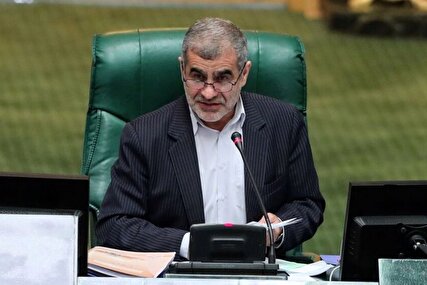 یکی می‌مُرد زِ درد بی‌نوایی/ یکی می‌گفت: خانم! زردک می‌خواهی؟!