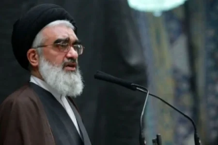 امام جمعه قم: جامعه باید در برابر بی‌بندوباری و انحراف بایستد