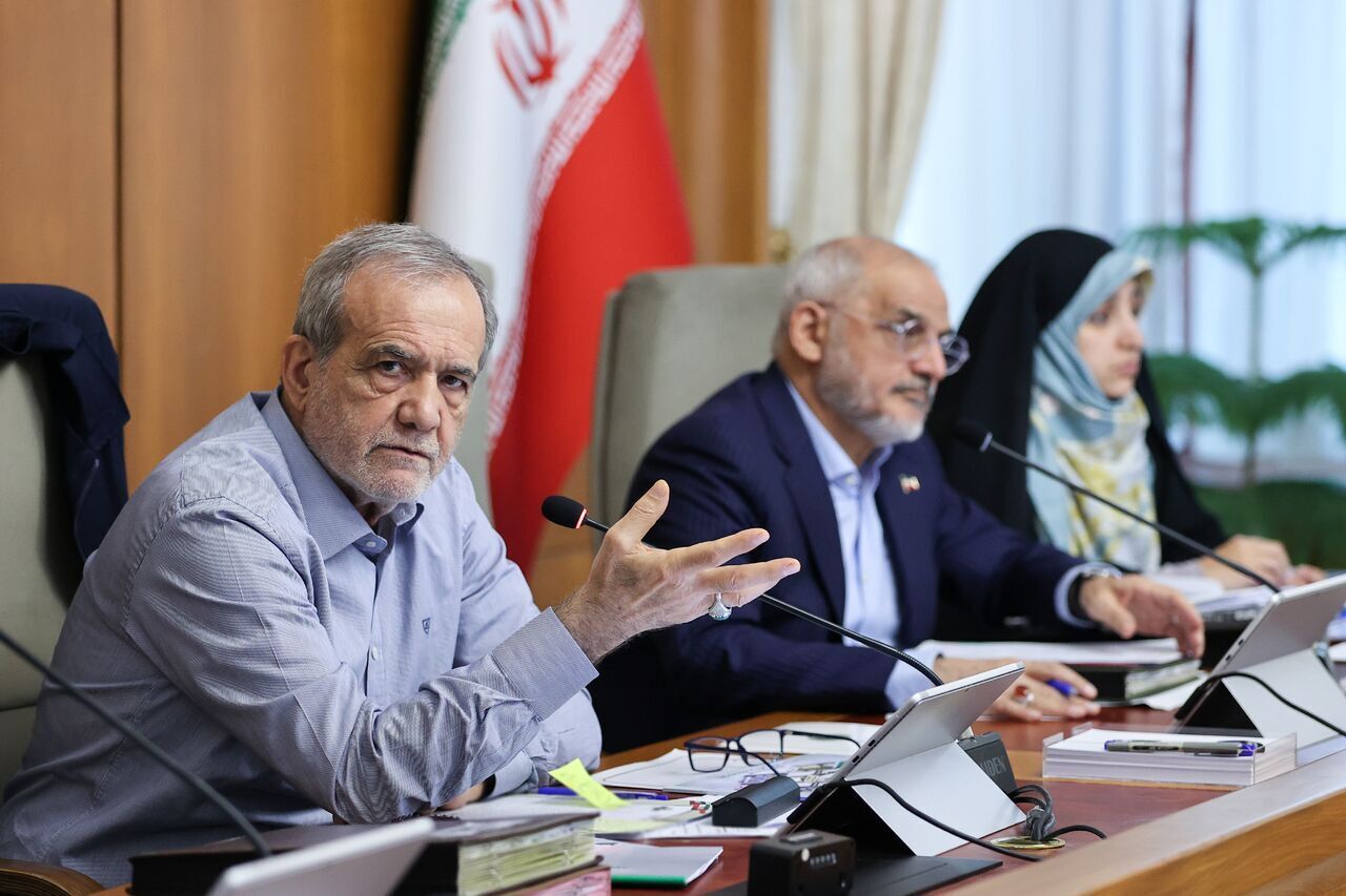 پزشکیان: هر مقرره‌ای که موجب فشار اقتصادی بر زندگی مردم شود، باید سریع اصلاح شود