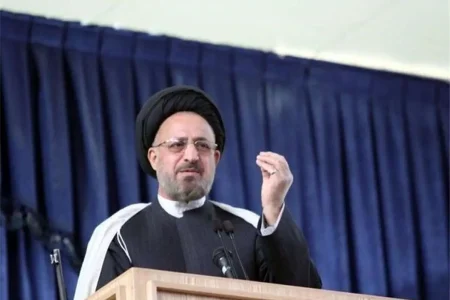 امام جمعه شیراز: زمان شاه مردم در فقر وفلاکت بودند اما پس از انقلاب اسلامی مردم در رفاه هستند