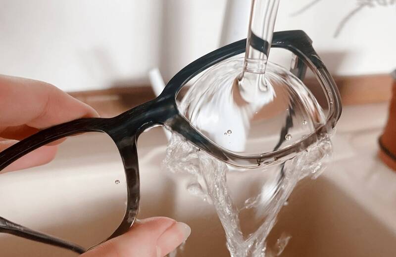 چگونه عینک‌ خود را اصولی تمیز کنیم؟