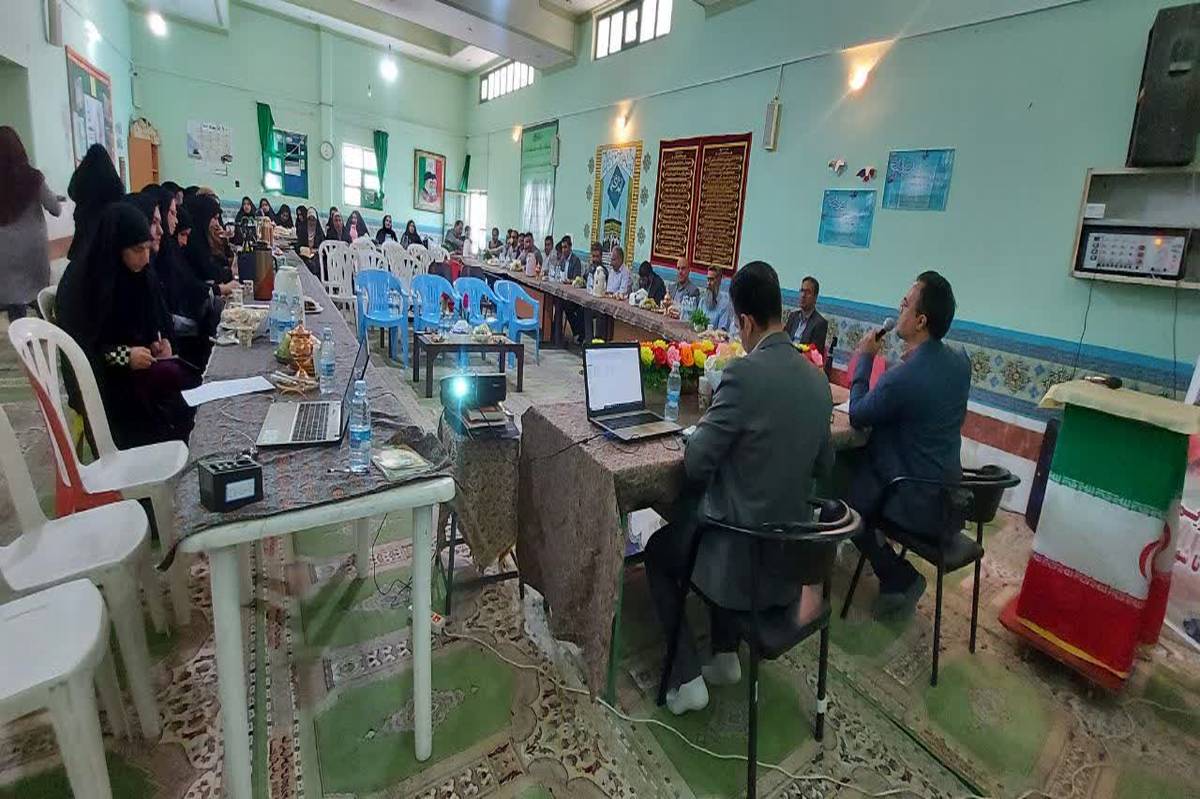 جلسه‌ توجیهی‌ مدیران متوسطه در شهرستان بم