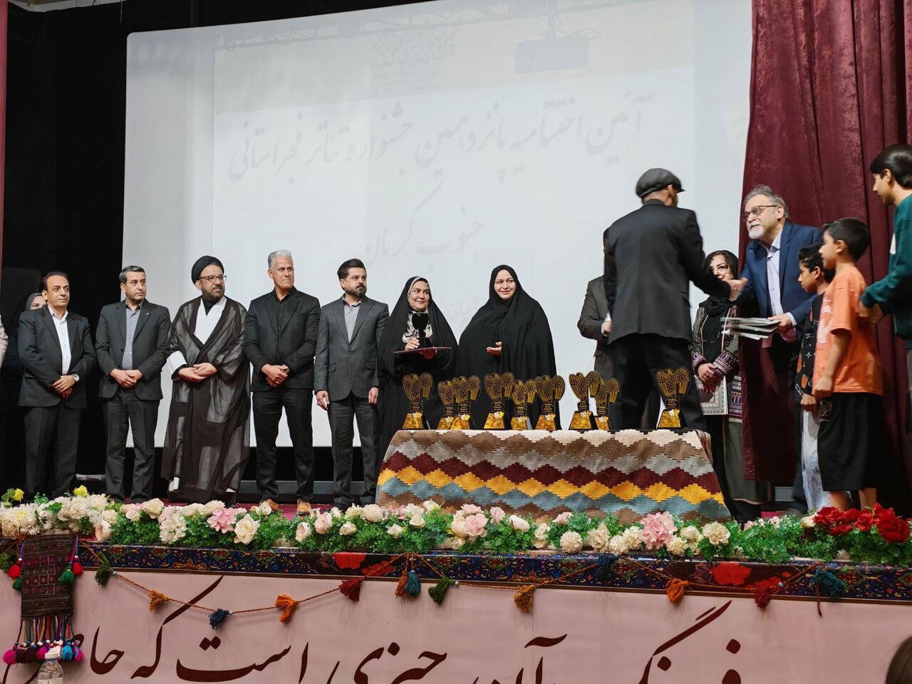 «دوشیزگان باغ لیمو» نماینده تئاتر جنوب کرمان در جشنواره فجر شد