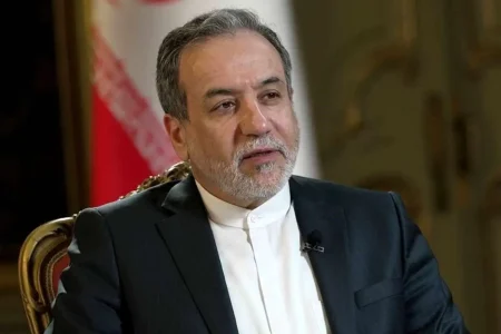 عراقچی: فعالان اقتصادی منتظر رفع تحریم‌ها نمانند