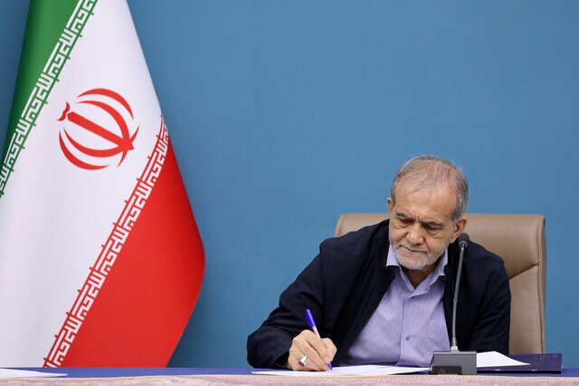 پزشکیان: ملتی که می‌خواهد زنده باشد باید کتاب را جدی بگیرد