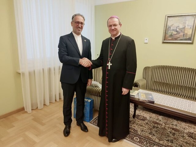 دیدار سفیر ایران با اسقف اعظم لهستان