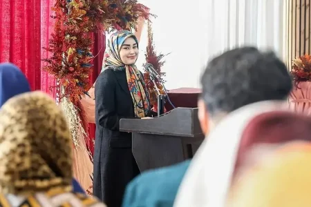 حاشیه سازی روزنامه زاکانی برای همسر عراقچی