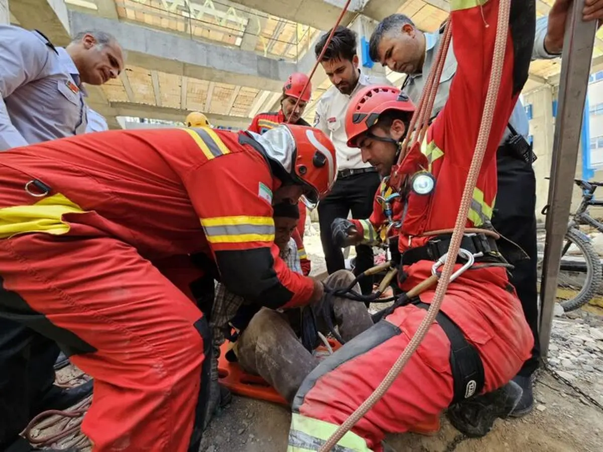 وقوع حادثه گازگرفتگی در پروژه انتقال فاضلاب شهری / شهادت یک آتش‌نشان و نجات ۲ شهروند