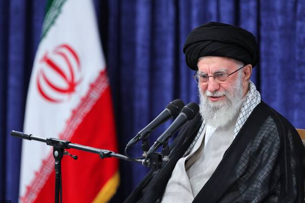 فیلم کامل سخنرانی تلویزیونی رهبر انقلاب اسلامی