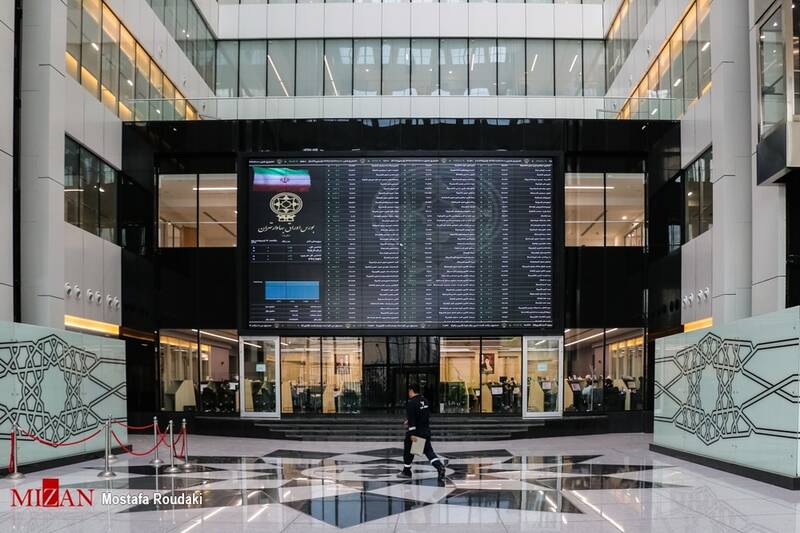 بازگشت تدریجی سرمایه‌گذاران به بازار بورس/ افراد از تحلیل‌های منابع معتبر بهره ببرند