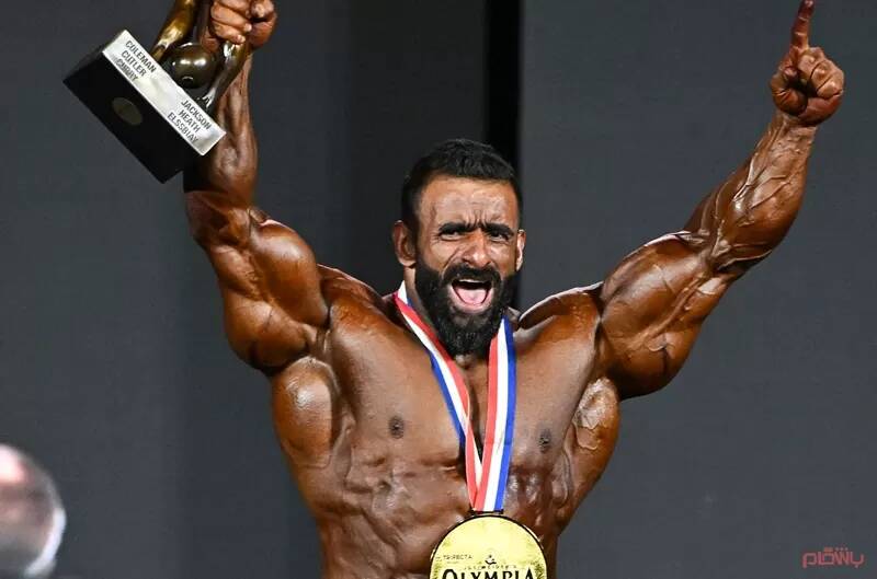 فیلم/ تصویر رهبر انقلاب بک‌گراند گوشی قهرمان مسترالمپیا