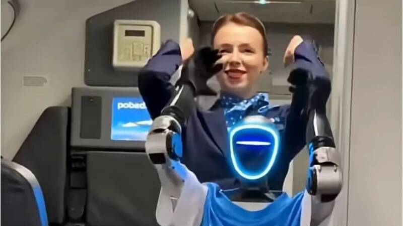 روبات انسان نما مهماندار هواپیمای روسی شد