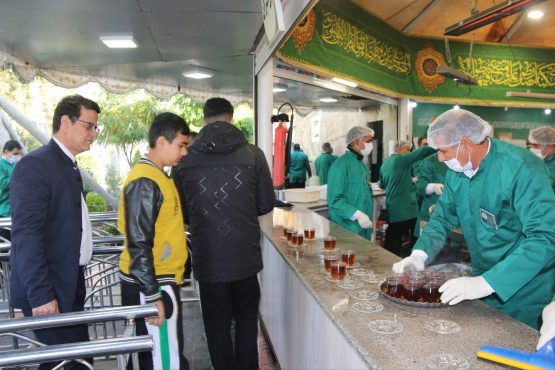 گزارش تصویری؛ادامه خدمت‌رسانی موکب «شمیم کربلا» در دومین روز فعالیت چایخانه باغ رضوان حرم مطهر رضوی | اخبار رفسنجان