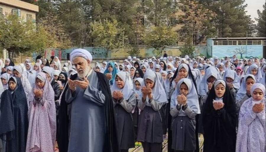 دانش‌آموزان مدرسه‌ای در کرمان نماز طلب باران خواندند