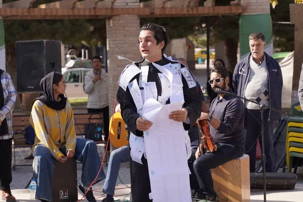 آغاز طوفانی اجراهای خیابانی در کرمان؛ میدان ارگ و تئاتر شهر، صحنه هنرنمایی رایگان ۱۰ گروه نمایشی | خبر کرمان