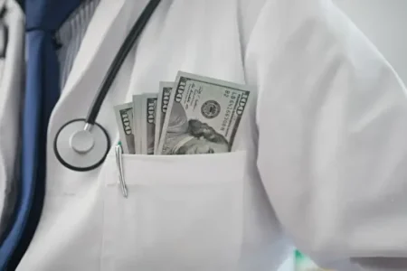 صبح ها مدیر در وزارت بهداشت – عصرها پزشک در مطب شخصی ؛ وضعیتی که در  جهان امروز «ممنوع» است