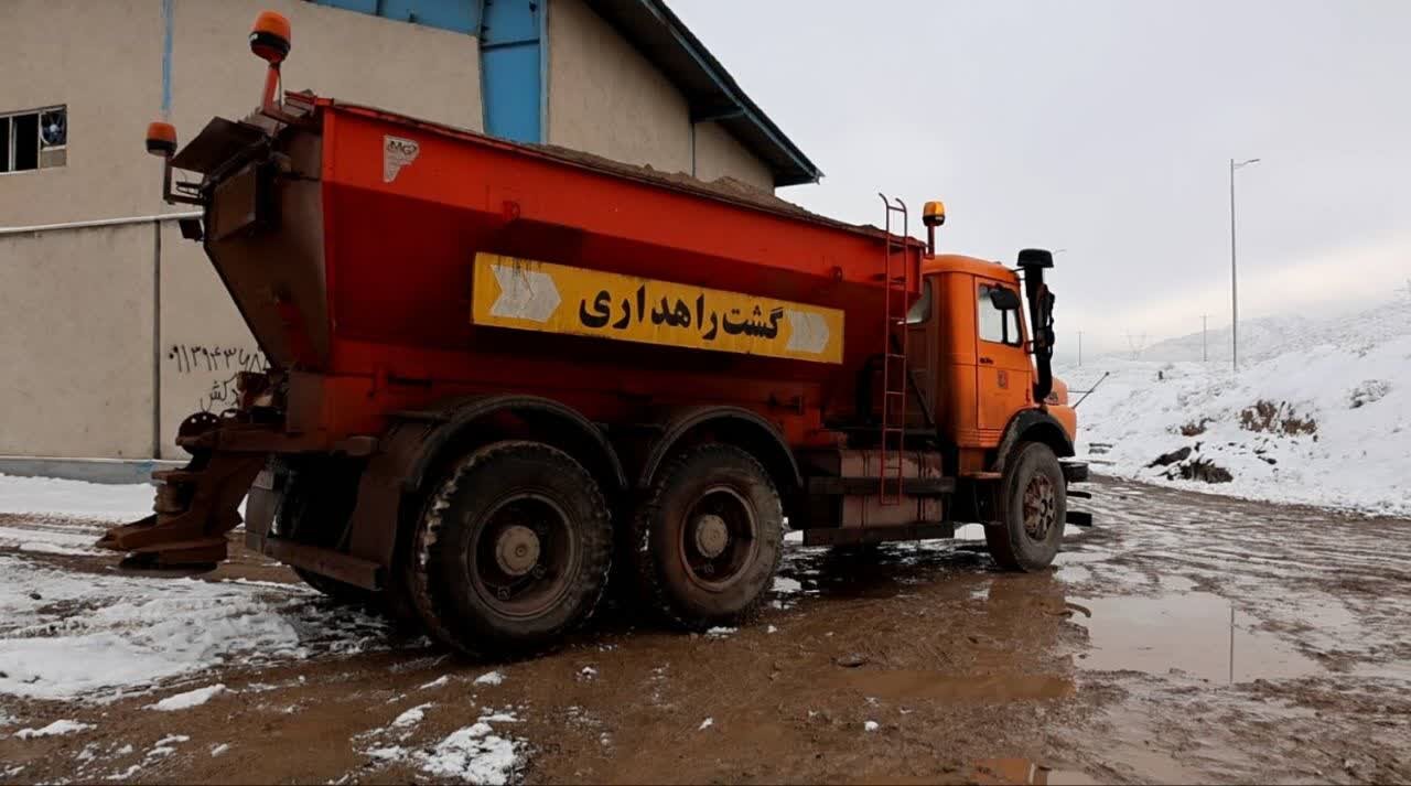 آماده‌باش کامل «نارنجی‌پوشان» در جاده‌های کرمان؛ دپوی ۵ هزار تن نمک و تجهیز ۳۳ راهدارخانه برای طرح زمستانی | خبر کرمان