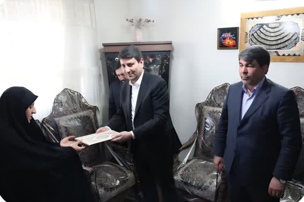 دیدار وزیر ارتباطات با خانواده یکی از شهدای کرمانیِ جنگ ۱۲ روزه | اخبار کرمان و شهرستان ها